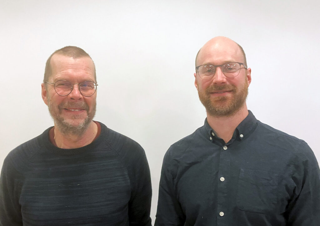 Porträtt av två män i glasögon och svarta tröjor.